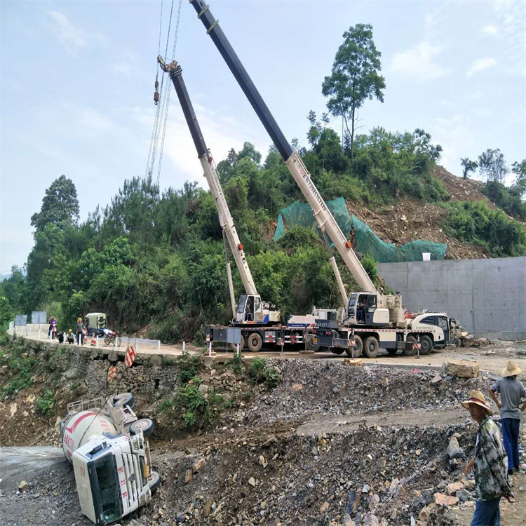 万泉镇汽车掉沟里叫吊车救援要多少钱
